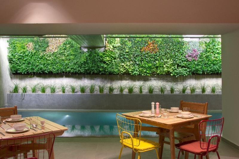 Coco-Mat Athens Jumelle Hotel Kültér fotó A living wall in a restaurant