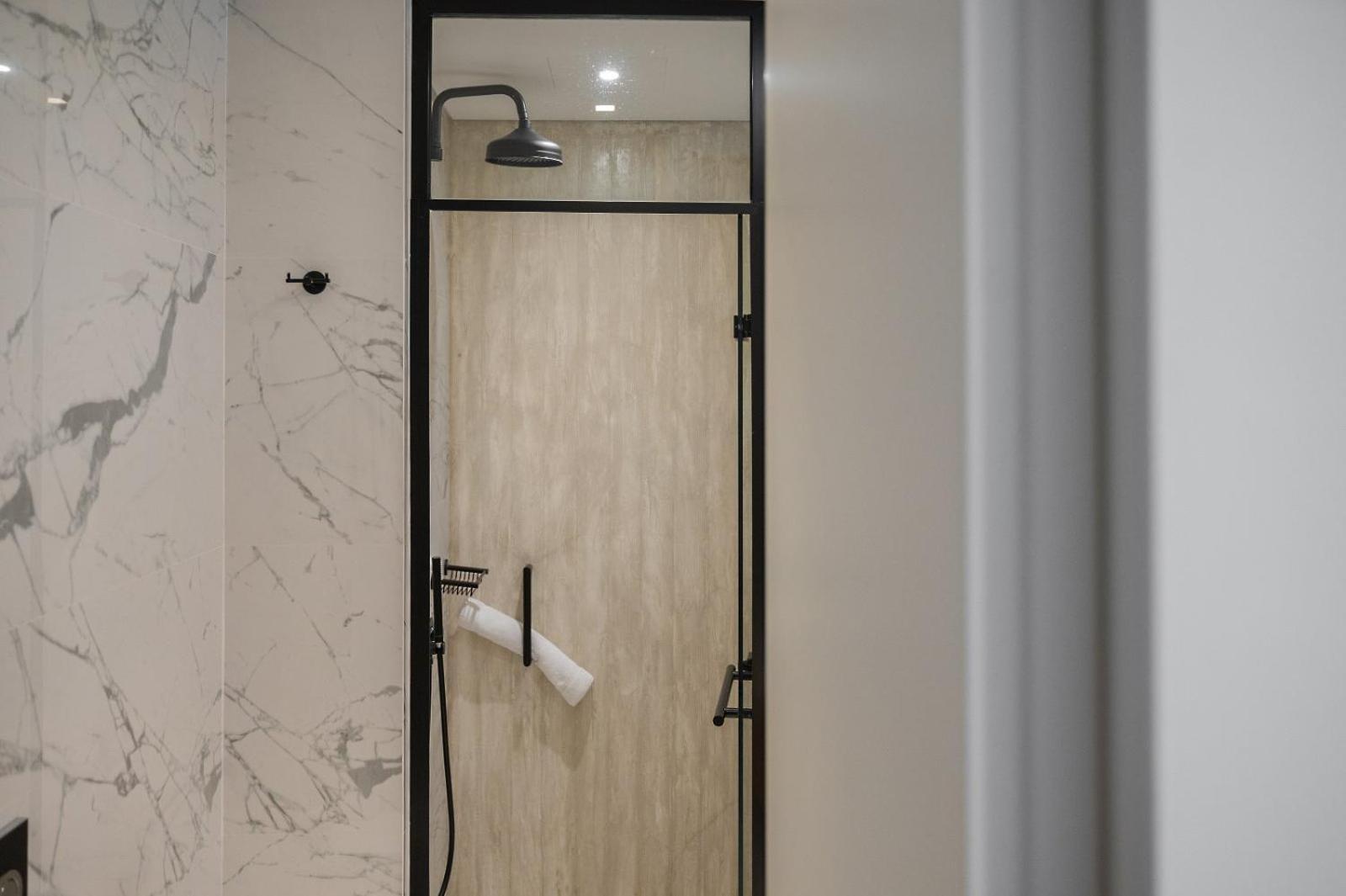 Coco-Mat Athens Jumelle Hotel Kültér fotó A shower with a shower head